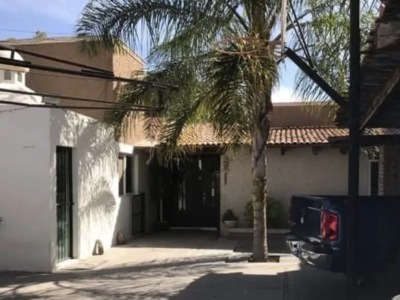 Inmueblesaqui.com ¡Oportunidad Única En Jurica! Casa Ideal Para Remodelar.